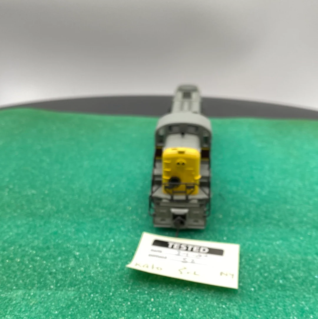 HO Scale Bargain Engine  9: Kato Erie Lackawanna diesel engine 1039  HO SCALE USED - Image 3