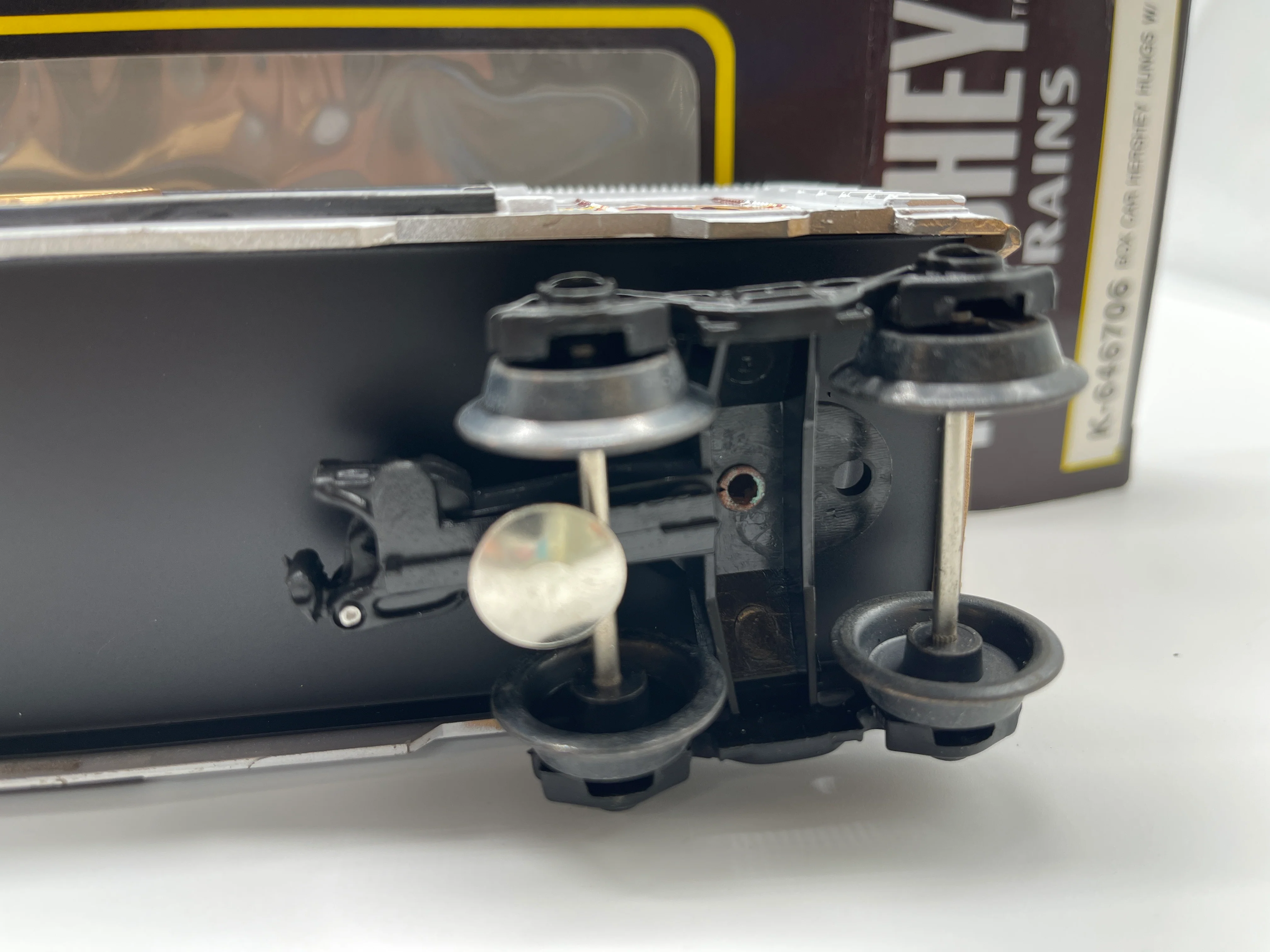 K-Line K-646706 HERSHEY'S HUGS WITH ALMONDS BOXCAR O SCALE Used Excellent - Image 3