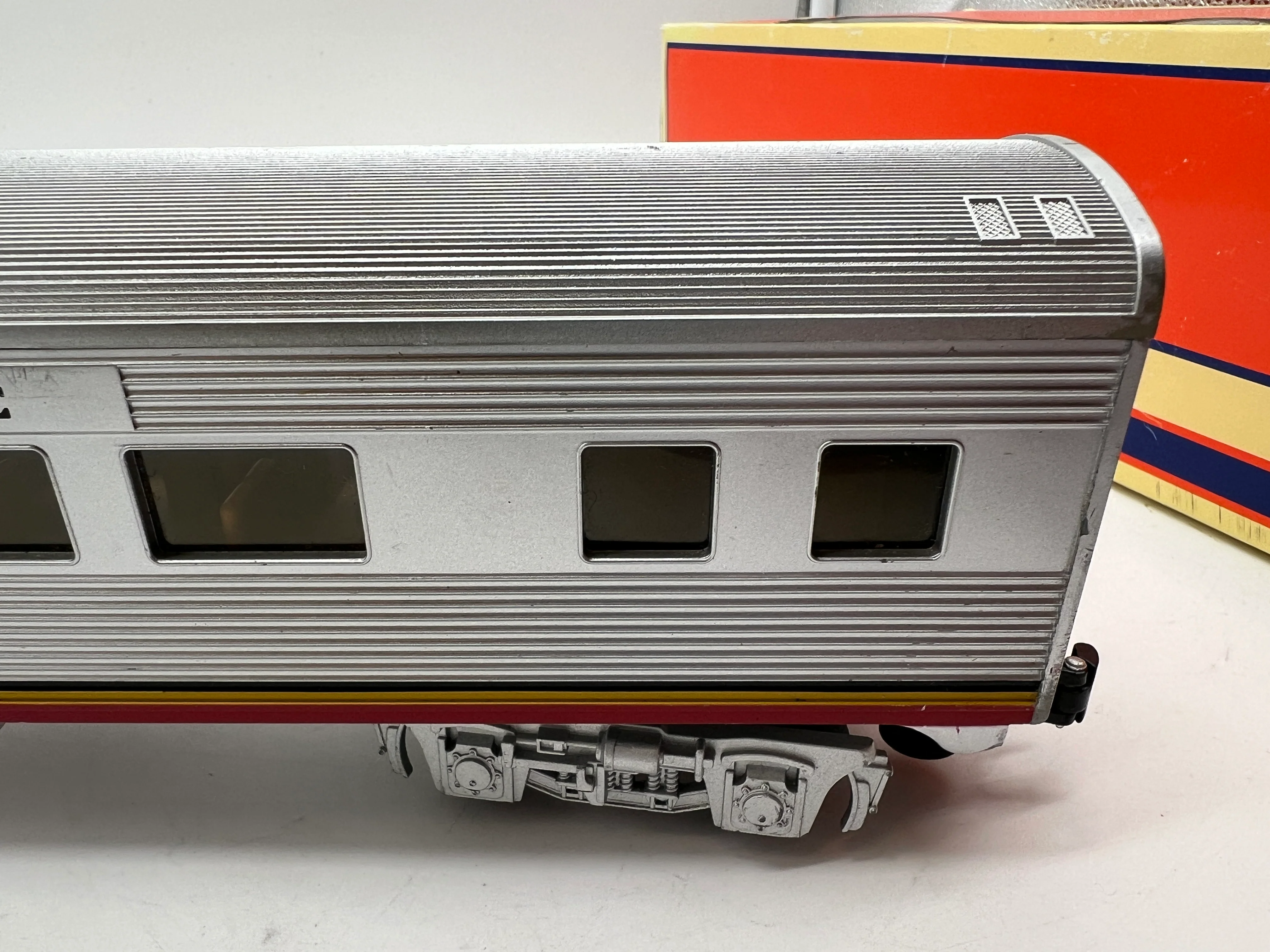 Lionel 6-25130 Santa Fe streamliner coach car O SCALE Used Damaged Box AS IS - Image 11