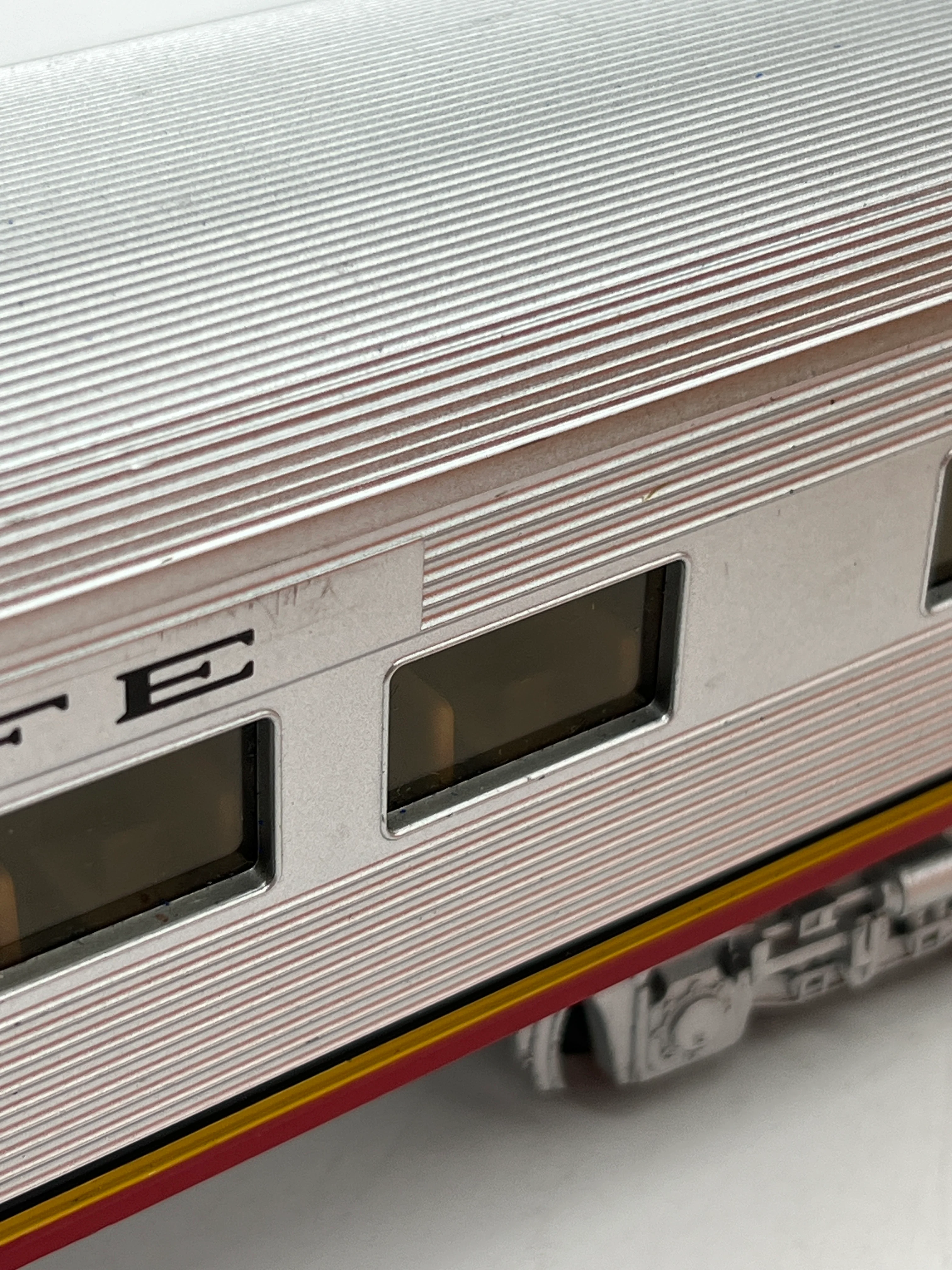 Lionel 6-25130 Santa Fe streamliner coach car O SCALE Used Damaged Box AS IS - Image 16