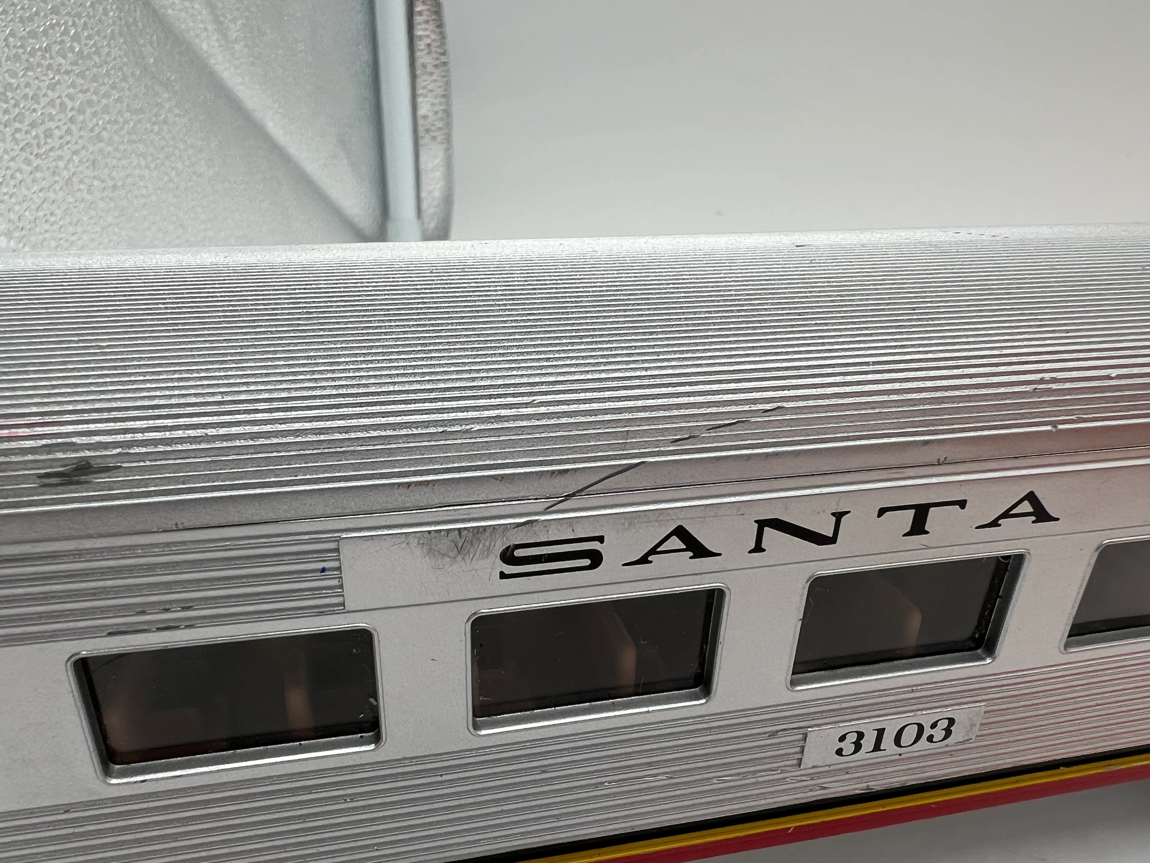 Lionel 6-25130 Santa Fe streamliner coach car O SCALE Used Damaged Box AS IS - Image 3