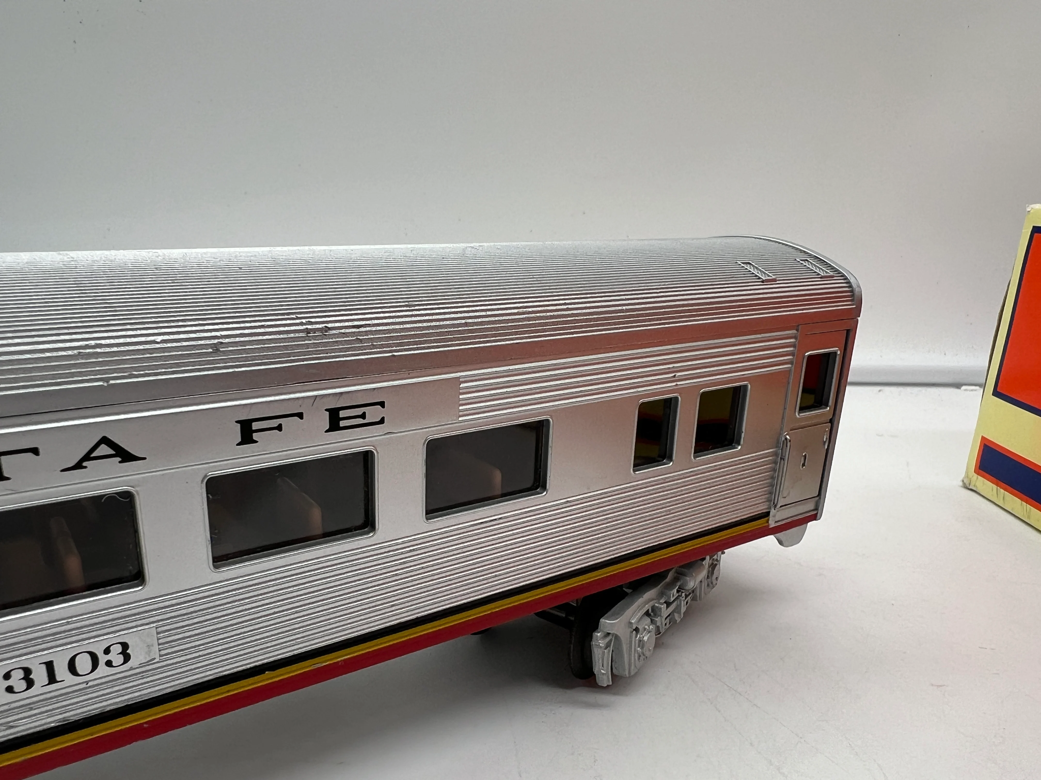 Lionel 6-25130 Santa Fe streamliner coach car O SCALE Used Damaged Box AS IS - Image 4