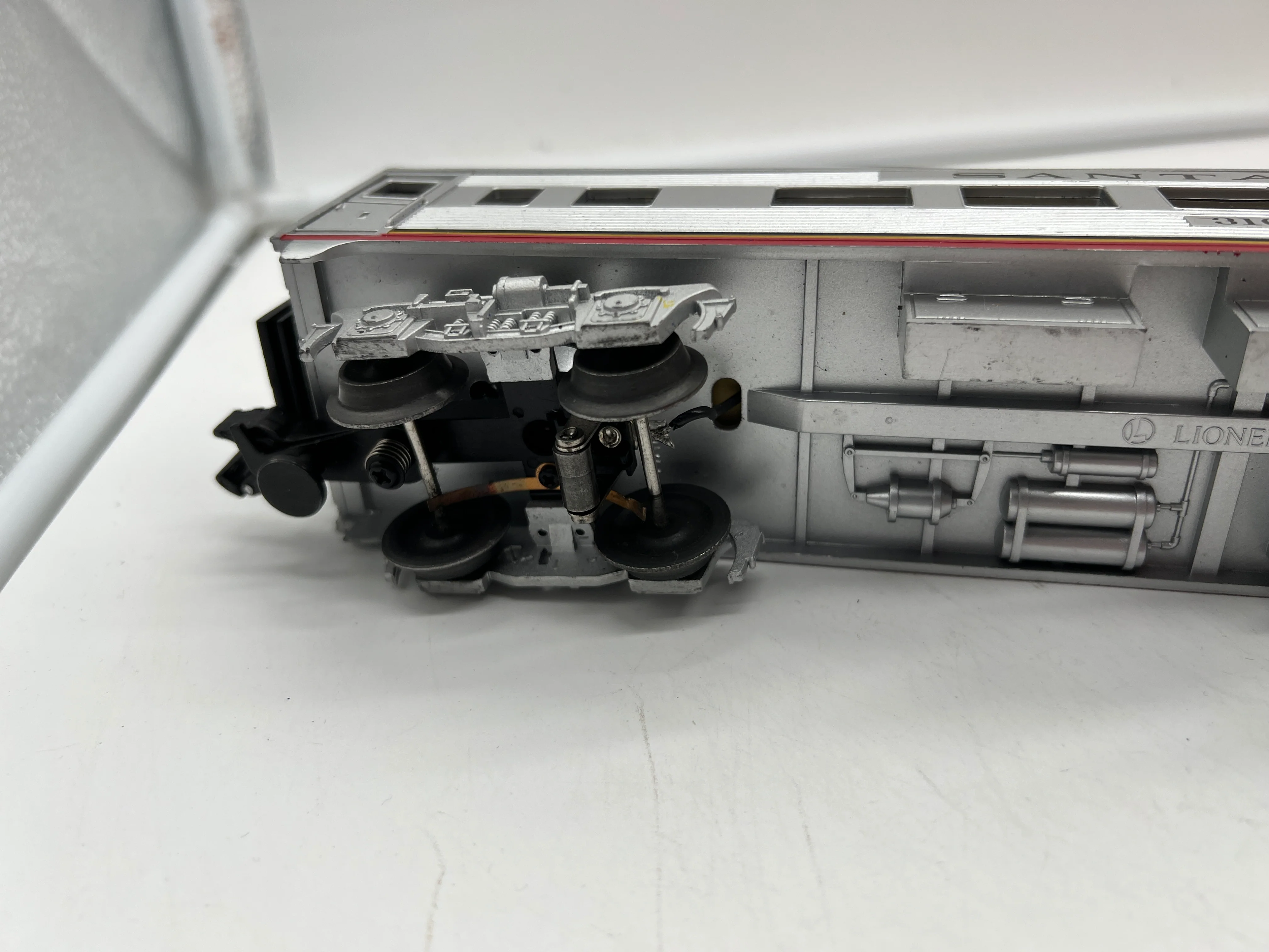 Lionel 6-25130 Santa Fe streamliner coach car O SCALE Used Damaged Box AS IS - Image 9