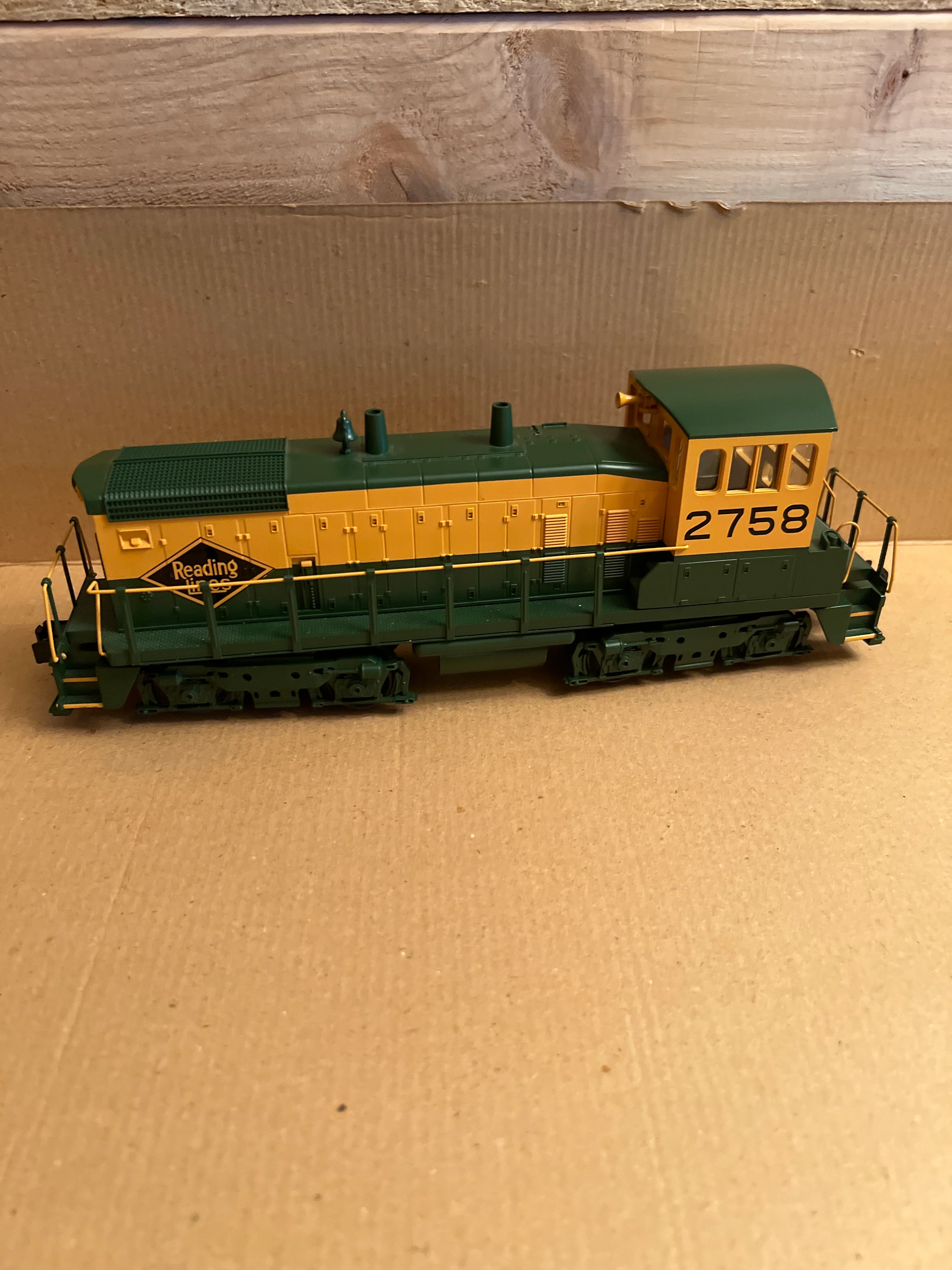 MTH 30-2189-0 Reading RDG SW-1500 Switcher Diesel Engine - 3-Rail Horn - Cab # 2758 o scale Used EX NONPOWERED wrong box - Image 5