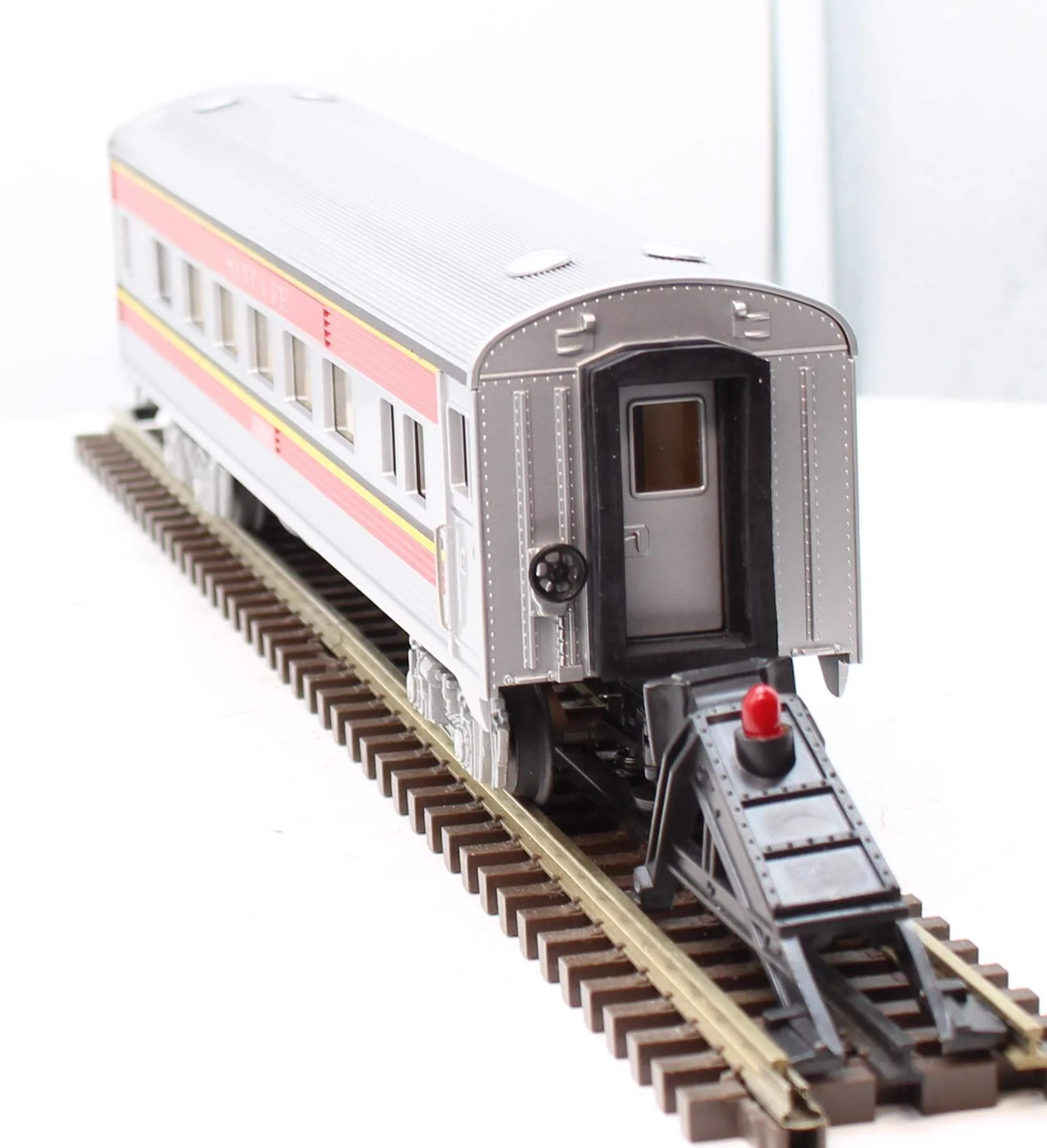 MTH 30-6102 SANTA FE O-27 Streamlined Coach Car RailKing O Scale Like New - Image 5