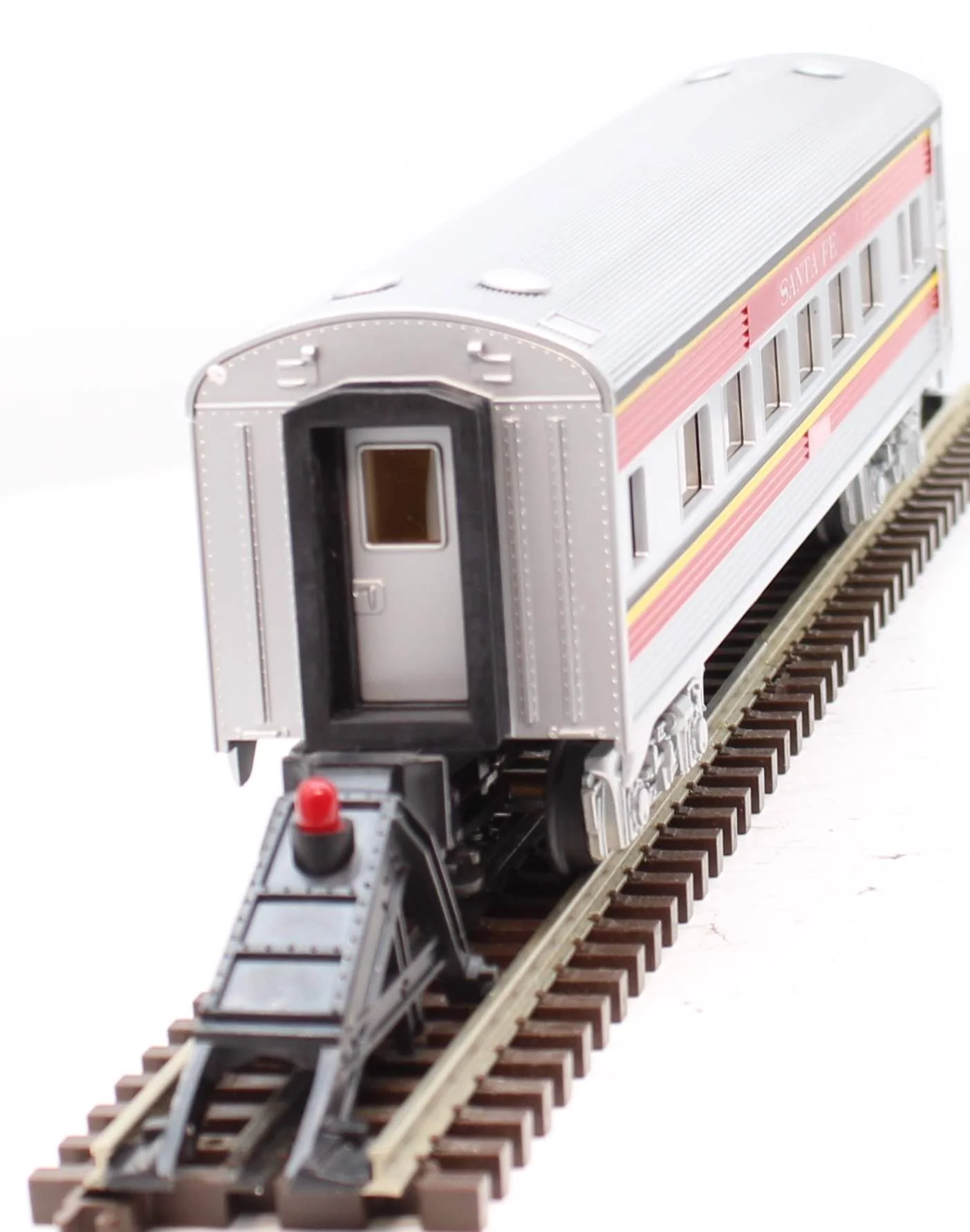 MTH 30-6102 SANTA FE O-27 Streamlined Coach Car RailKing O Scale Like New - Image 9