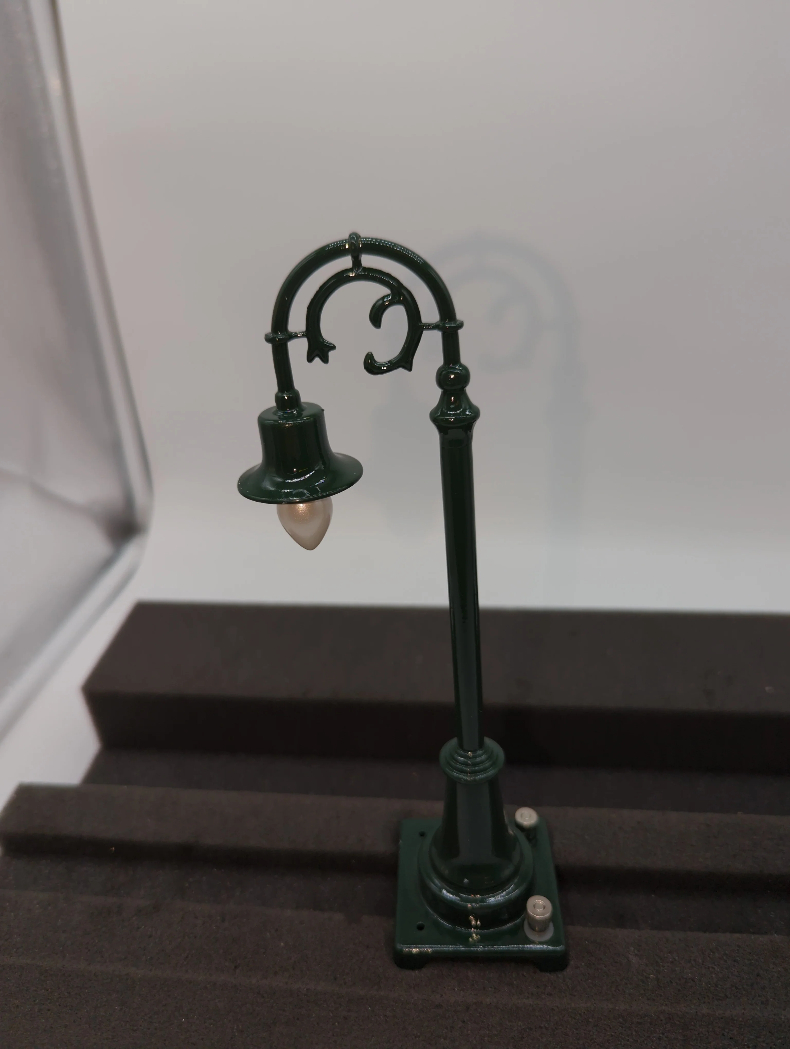 MTH MT-1031 No 59 Die Cast Green Street Lamp set of 2 (One Broken) O Scale Used Excellent as is - Image 3