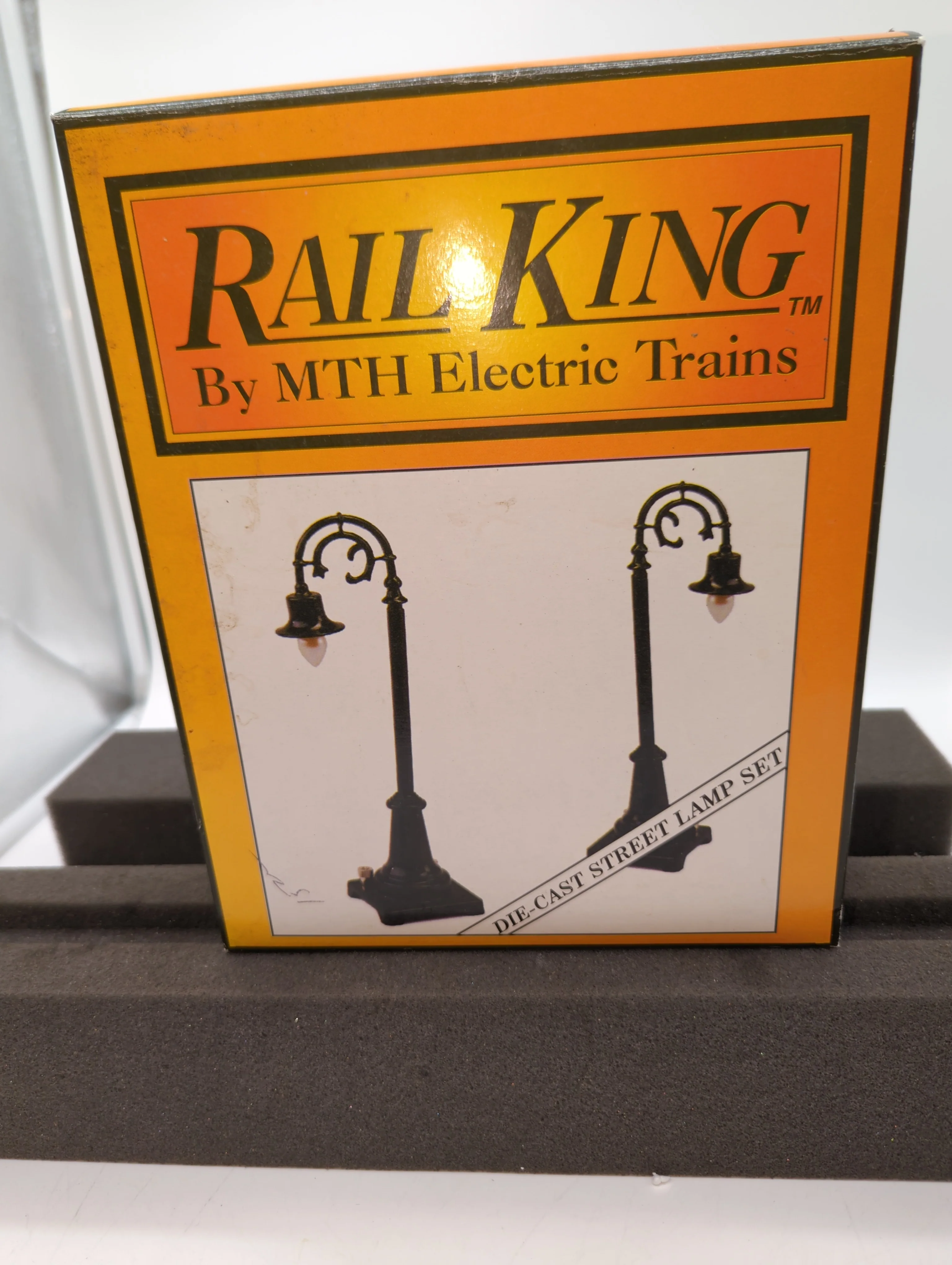 MTH MT-1031 No 59 Die Cast Green Street Lamp set of 2 (One Broken) O Scale Used Excellent as is - Image 4