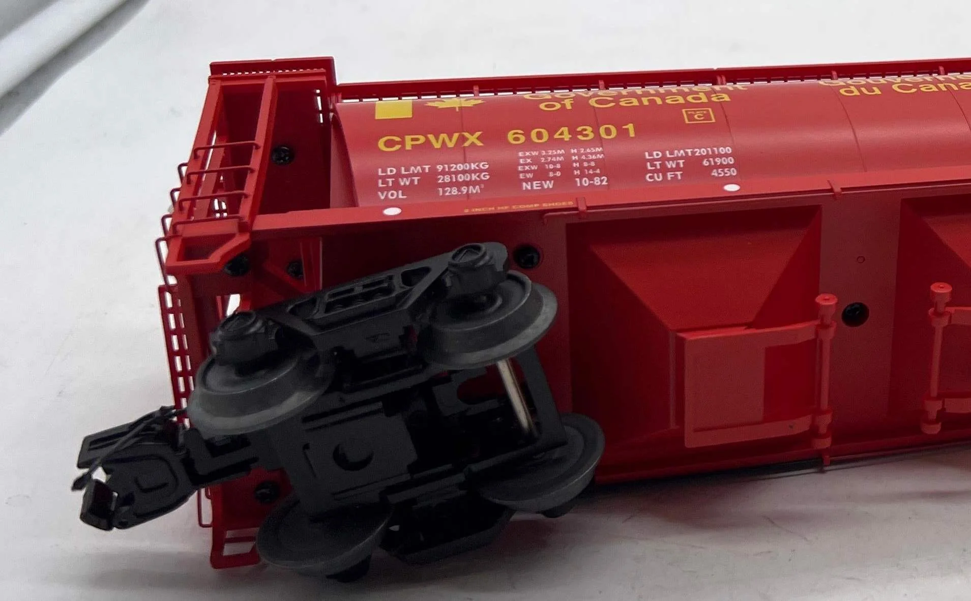 MTH Premier 20-97922 Canadian Wheat 100 Ton Hopper Car 604301 O SCALE Used Excellent - Image 4