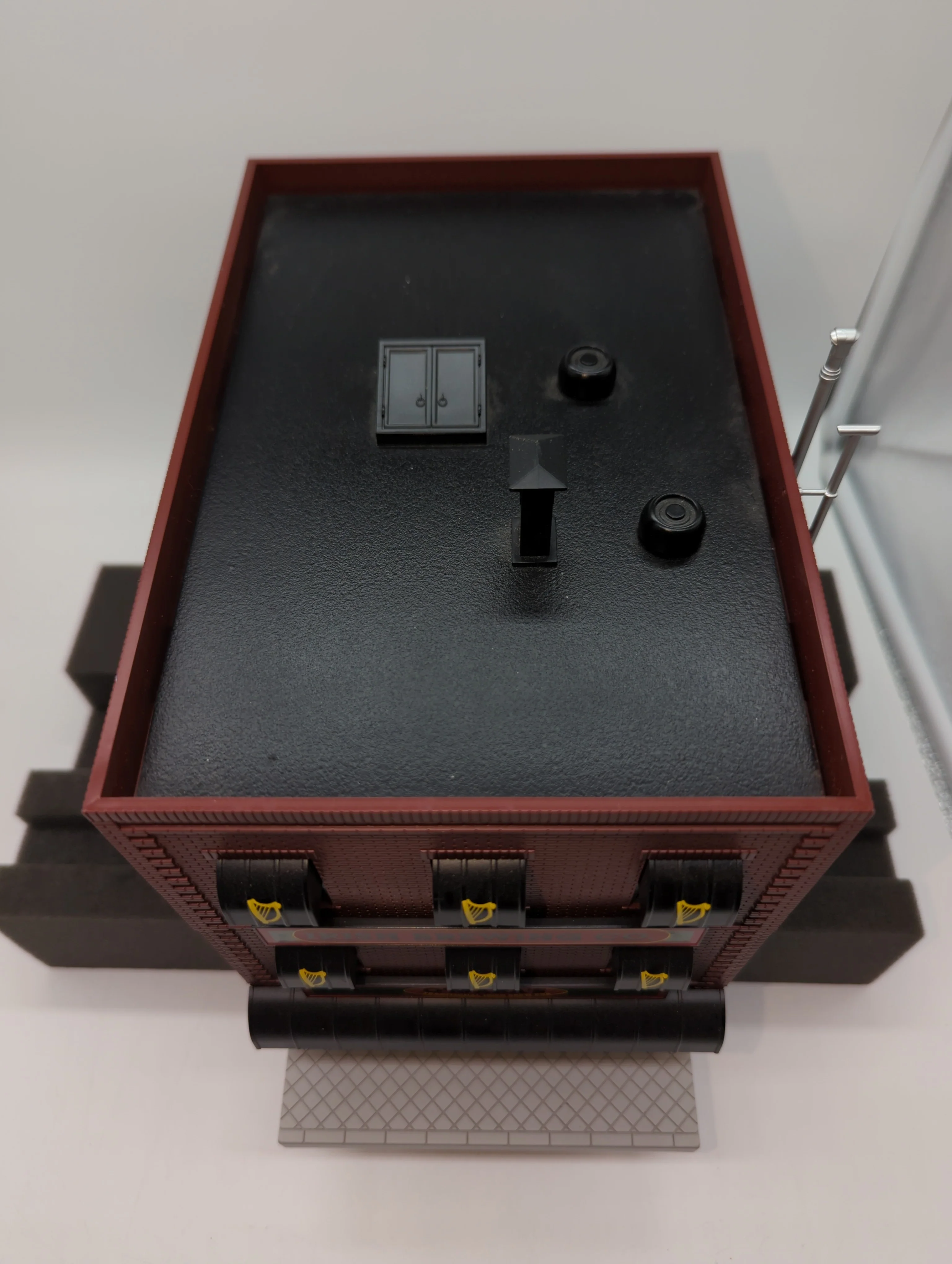 MTH Railking 30-90052 O'Mara's Irish Brewing Company 3-Story City Building w/Fire Escape & Blinking Sign. O SCALE Like New - Image 3