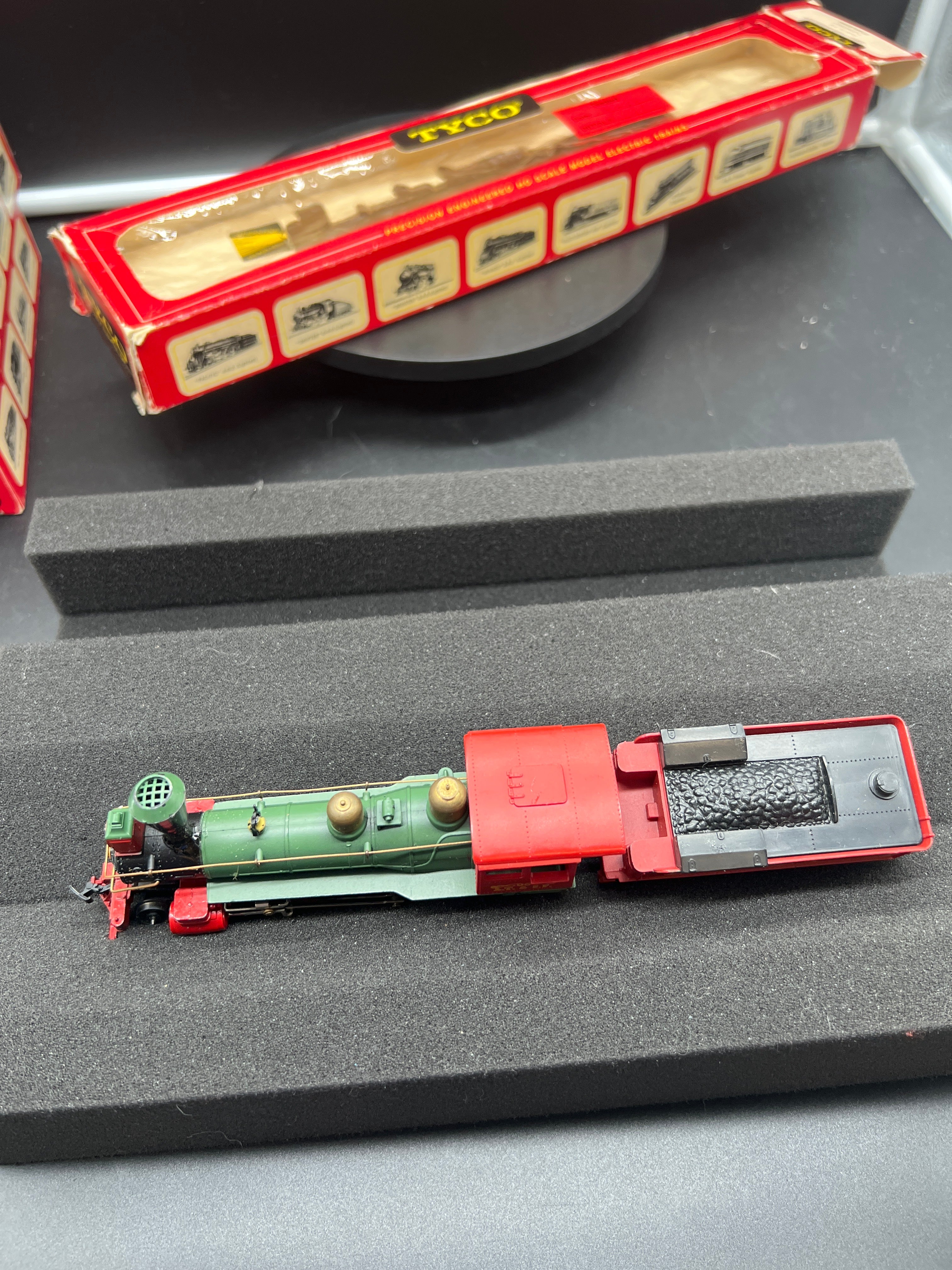 Tyco 233B:2000 Santa Fe 1890 Ten Wheeler Lighted with 3 passenger cars HO SCALE Used VG - Image 4