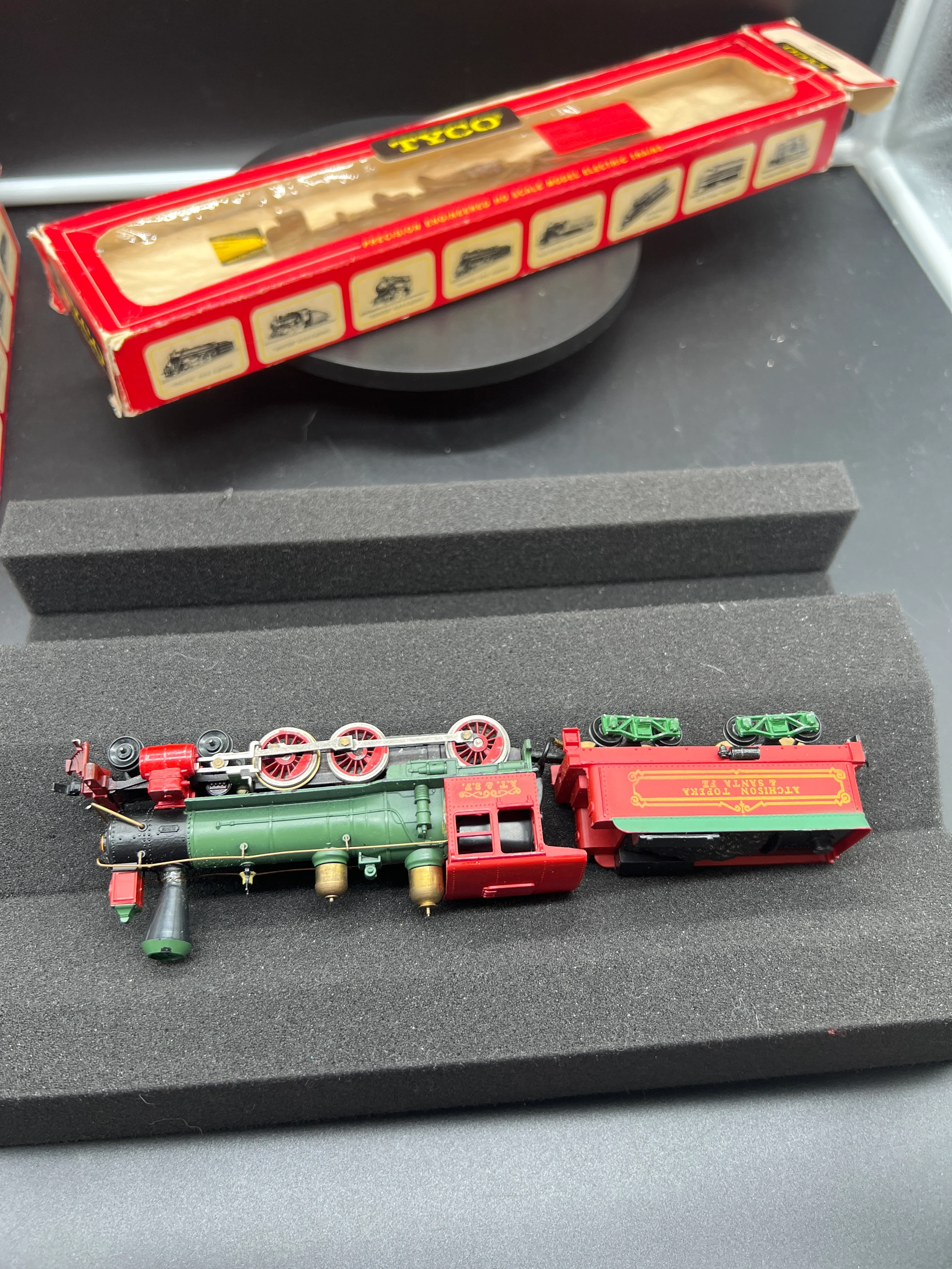 Tyco 233B:2000 Santa Fe 1890 Ten Wheeler Lighted with 3 passenger cars HO SCALE Used VG - Image 5