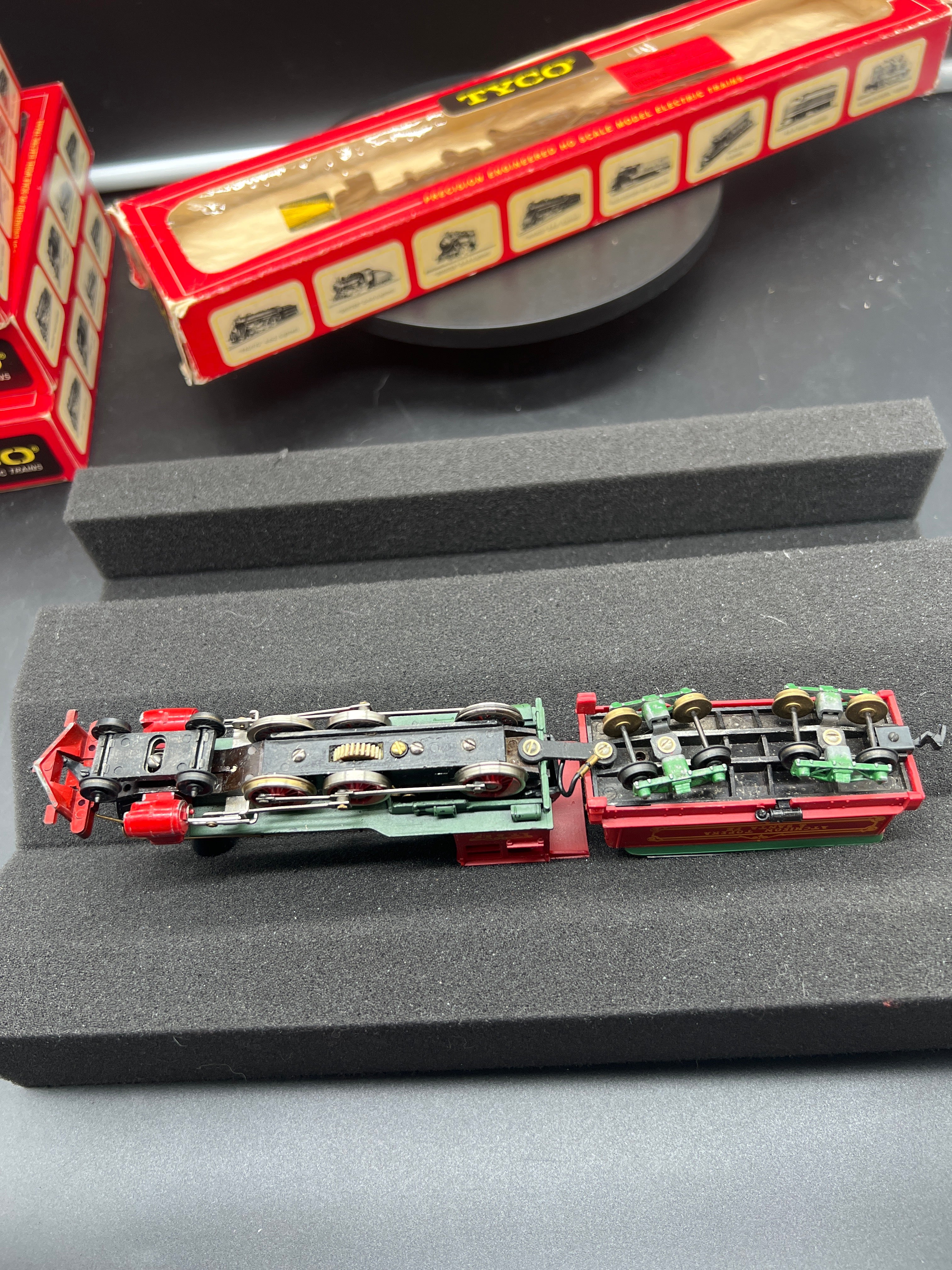 Tyco 233B:2000 Santa Fe 1890 Ten Wheeler Lighted with 3 passenger cars HO SCALE Used VG - Image 6